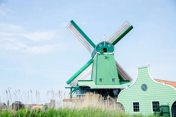 Molinos Tradicionales Holandeses Con Canal Cerca Ámsterdam Holanda —  Fotos de Stock