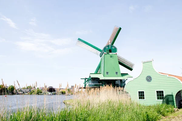 Traditionella Holländska Väderkvarnar Med Canal Nära Amsterdam Holland — Stockfoto