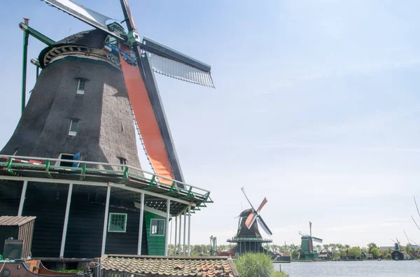 Molinos Tradicionales Holandeses Con Canal Cerca Ámsterdam Holanda —  Fotos de Stock