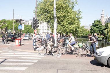Amsterdam, Hollanda - 03 Haziran 2017: Amsterdam Damrak sokakta bir kırmızı ışıkta durdu Rating