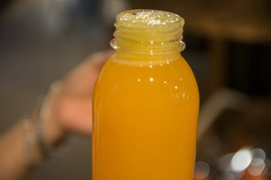 Taze portakal suyunu kapat.