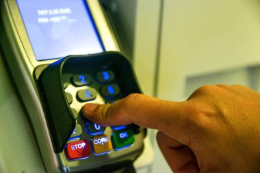 Para çekmek için tuş takımı Atm makinesi kullanan kişi