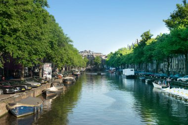 amsterdam kanalları. Amsterdam, Hollanda'nın başkenti ve en kalabalık olduğunu