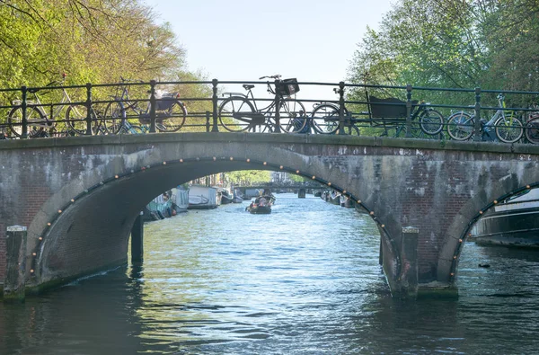 Puente Sobre Canal Amsterdam —  Fotos de Stock