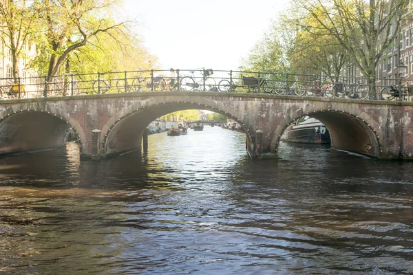 Amsterdam Kanal Üzerinden Köprü — Stok fotoğraf