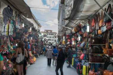 Florence, İtalya - 06 Haziran 2017: Floransa pazarda St. Lawrence'nın genel görünümünü