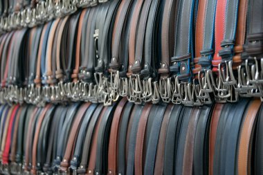 bir mağaza çeşitli renklerde kemer deri pantolon