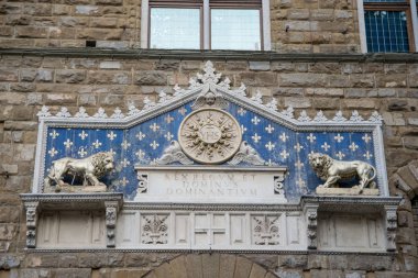 Palazzo Vecchio Floransa'da ana girişinde süslü cephe detayları