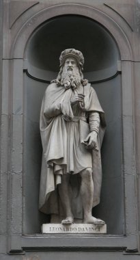 Leonardo da Vinci heykeli Uffizi Galerisi cephesinde