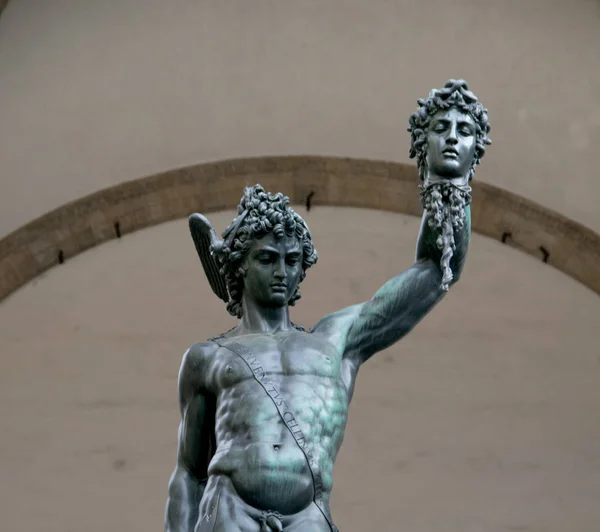 ブロンズ彫刻 メデューサ フィレンツェ イタリアとペルセオ — ストック写真