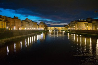 Arno Nehri Ponte Vecchio için aşağı geceleri Floransa, İtalya'da göster