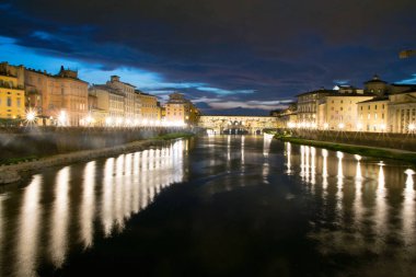Arno Nehri Ponte Vecchio için aşağı geceleri Floransa, İtalya'da göster