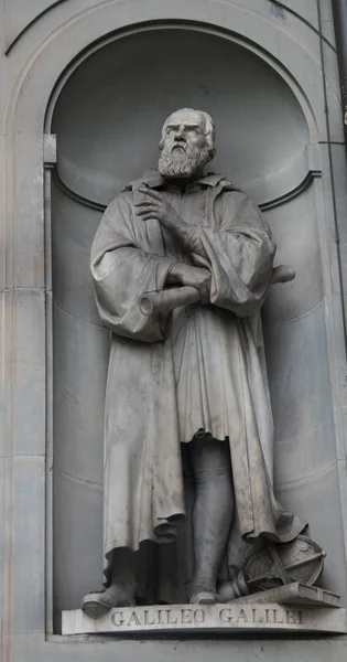 伽利略在佛罗伦萨 意大利乌菲齐博物馆外的雕像 — 图库照片