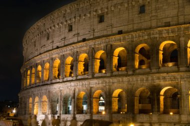 Gece görünümü Colosseum Roma, İtalya