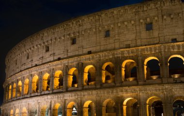 Gece görünümü Colosseum Roma, İtalya