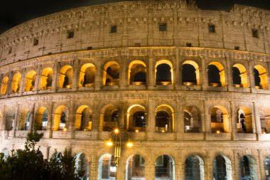 Gece görünümü Colosseum Roma, İtalya