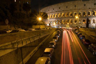 Gece görünümü Colosseum Roma, İtalya