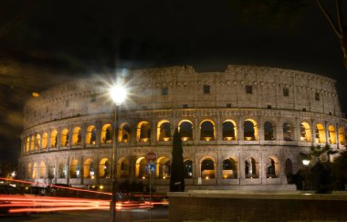 Gece görünümü Colosseum Roma, İtalya