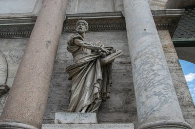 Saint Peter heykelin Francesco Mochi üzerinde Porta del Popolo, Roma, İtalya