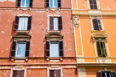 Eski bina cephesi ile windows Roma, İtalya