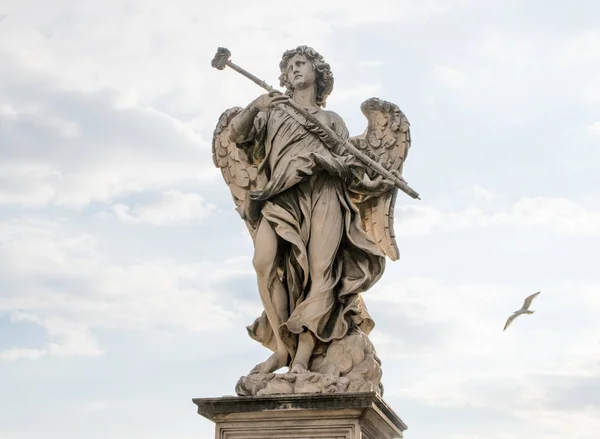 イタリア ローマのサンタンジェロ橋から天使のベルニーニの大理石像 — ストック写真