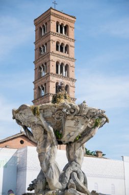  Tritonları Çeşme ve Basilica Saint Mary Cosmedin'deki (Cosmedin'deki Santa Maria) Via Bocca della Verita Roma, İtalya