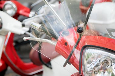 Kırmızı şık İtalyan scooter sokak
