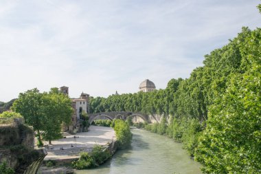 Ponte Fabricio ve Isola Tiberina Roma, İtalya. Fabricius köprüdür en eski Roma Roma Köprüsü