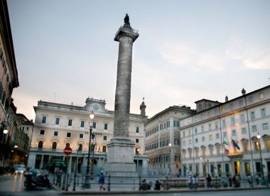  Roma, İtalya 'daki Piazza Colonna meydanında Marcus Aurelius' un Mermer Sütunu
