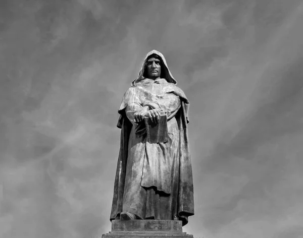 ジョルダーノ ローマ イタリアでカンポ フィオーリ広場でブルーノの像 — ストック写真