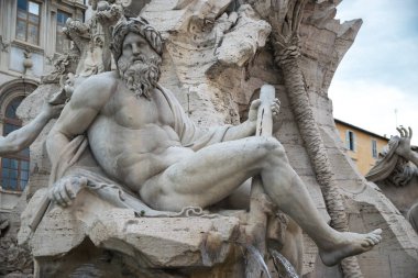 Dört ırmak (Fontana dei Quattro Fiumi) ve Agonale Dikilitaş, Piazza Navona Meydanı Çeşmesi