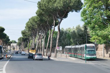 Roma, İtalya - 02 Haziran 2017: Ataç tramvay Roma sokaklarında görülür. Ataç çoğu kamu taşıma hatları şehirde faaliyet gösteren arıtılan ait toplu taşıma firmasıdır
