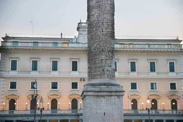 イタリア ローマのPiazza Colonna広場にあるMarble Column Marcus Aurelus — ストック写真