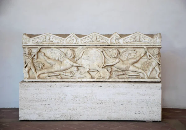 Roma'da Diocletian hamamları içinde mezar bir levha. İtalya