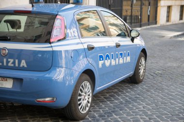 Roma, İtalya - 03 Haziran 2017: A polis arabası Roma, İtalya, sokaklarda görülür