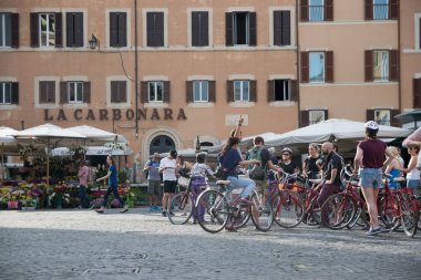 Roma, İtalya - 05 Haziran 2017: Bisiklet turist grup Campo de Fiori kare (çiçek alan) Roma, İtalya, görülür