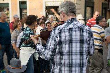 Roma, İtalya - 02 Haziran 2017: Roma, İtalya Campidoglio Meydanı'nda bir kemancı gerçekleştirir