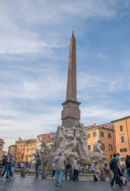 Rome, İtalya - 02 Haziran 2017: Dört ırmak (Fontana dei Quattro Fiumi) ve Agonale Dikilitaş, Piazza Navona Meydanı Çeşmesi