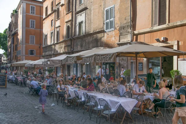Rome, İtalya - 11 Haziran 2017: Roma, İtalya Trastevere bölgesinde açık restoranda geleneksel İtalyan yemek yeme Tanımlanamayan kişi