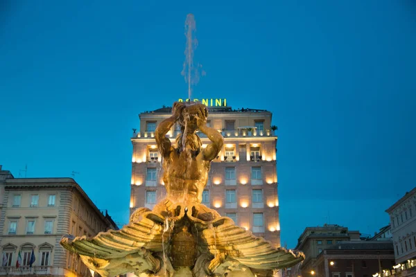 意大利 2017年6月05日 海卫喷泉在晚上 皮埃罗洛伦佐贝尼尼 巴贝里尼广场 — 图库照片