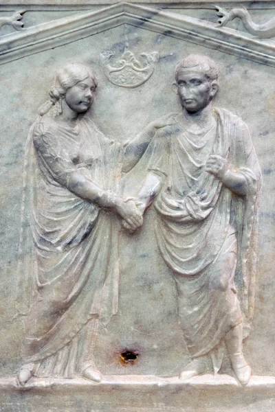 Bas Relief Ancient Roman Sarcophagus Depicting Woman Her Husband Public — Stock Photo, Image