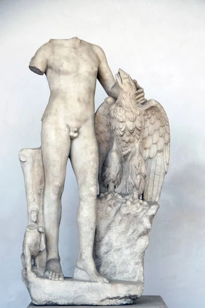 Sculpture Antique Homme Romain Avec Aigle Dans Les Thermes Publics — Photo