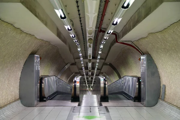 Metro İstasyonu Spagna Roma, İtalya