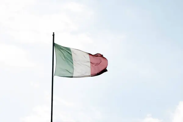 Італійський Прапор Проти Синього Неба — стокове фото