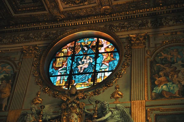 圣母玛利亚教皇大教堂彩绘玻璃的一般观点 — 图库照片