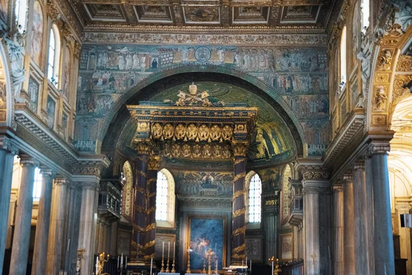 Rome, İtalya - 01 Haziran 2017: Altar Papalık Basilica of Saint Mary Major içinde genel bakış. Altın lüks dekorasyon