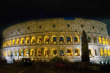 Gece görünümü Colosseum Roma, İtalya