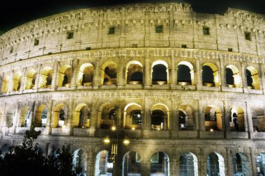 Gece görünümü Colosseum Roma, İtalya