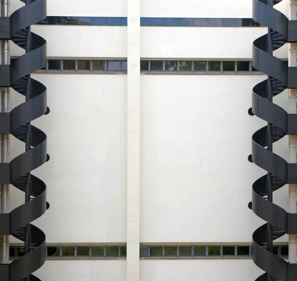 Vista Frontal Uma Escada Espiral Simétrica — Fotografia de Stock