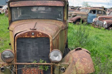 Mezarlık araba, terk edilmiş eski araba garajında. Retro ve vintage tarzı
